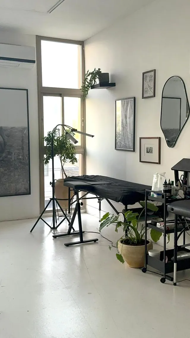 עמדת הקעקוע בסטודיו נינה